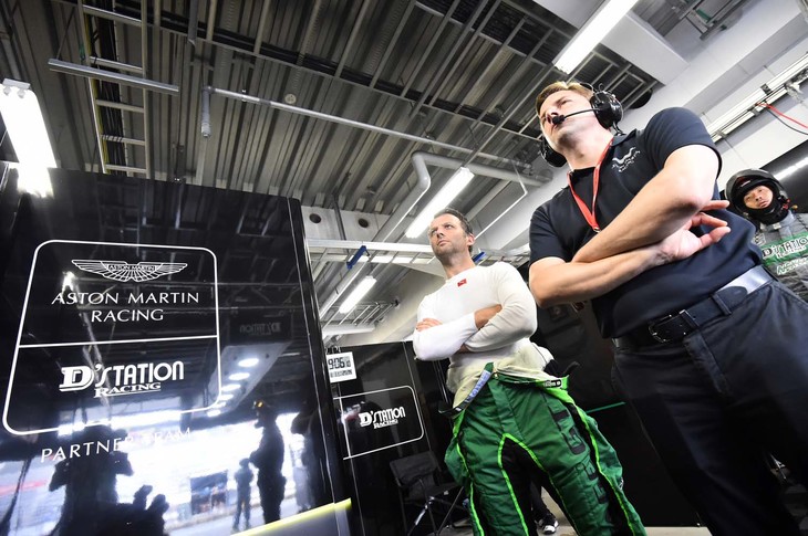 アストンマーティンレーシングのワークスドライバー、ダレン・ターナー選手（左）とともに、セールスマネージャーを務めるブノワ・ブールデール氏（右）も来日。ピットでヴァンテージGT3の走りを見守った。