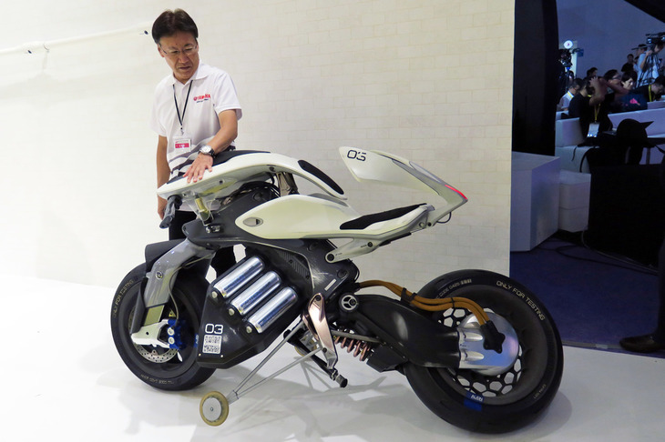 もろもろの動きを自分で体験し、気分はすっかり、前回のショーでデモを行った柳 弘之社長（当時）である。こうして触れると本当に愛着が湧く。現場にスタッフがいなかったら、こっそり持ち帰っていたかもしれない。