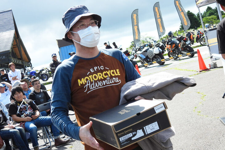 オリジナルパーカーと、ロイヤルエンフィールドとTAICHIのコラボシューズをゲットして、うれしそうな勝者。じゃんけんの勝ち方を、ぜひ記者に伝授してほしい。