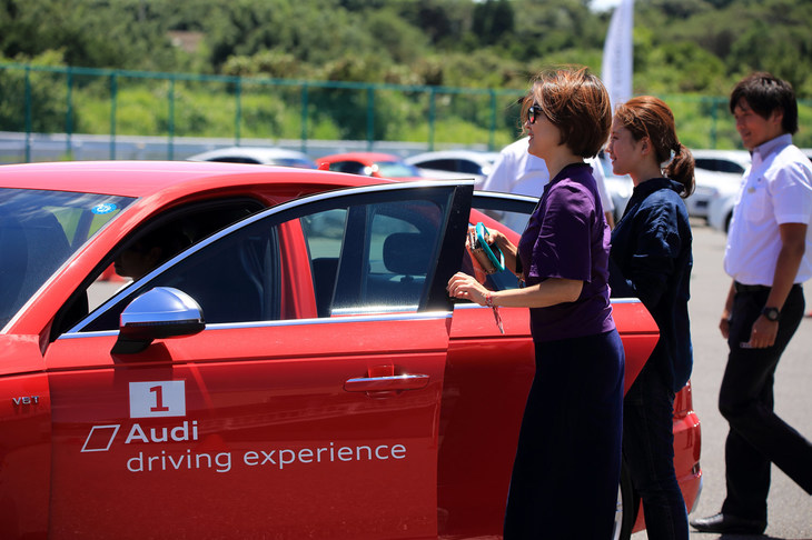 フルブレーキを初めて体験する参加者は不安を隠せない。後席で他の参加者のレッスンを体験した後だとなおさらだ。