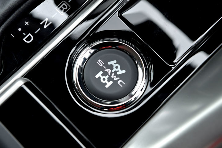 「エクリプス クロス」のS-AWCは、電子制御4WDにAYC（アクティブ・ヨー・コントロール）ブレーキ制御を追加した形態を採る。