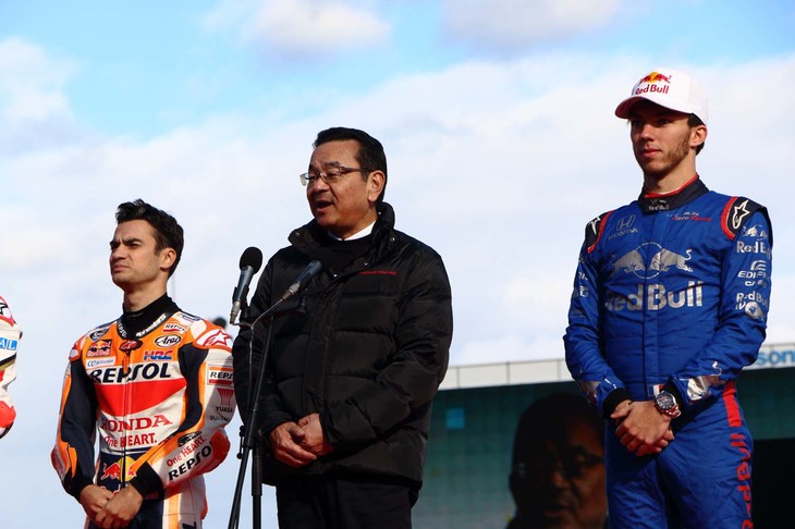 本田技研工業の八郷隆弘代表取締役社長（写真中央）が登壇し、あいさつ。今期、しっかりと結果を残せたことを報告した。そして、今期もアツい声援を送るとともにイベントに集まってくれたファンに対して感謝の意を伝えた。