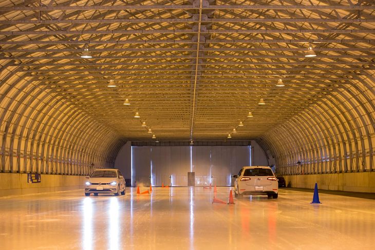 屋内試験場での、氷盤路における加速・制動性能の比較の様子。「X-ICE SNOW」は従来品よりトラクションコントロールの介入時間が短く、また静止寸前での減速Gが高かった。