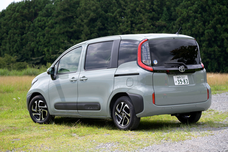 試乗車の「シエンタ」は最上級グレード「ハイブリッドZ」（7人乗り）のFF車（車両本体価格291万円／総額338万4100円）。2024年5月の仕様変更前の個体だが、一部のオプションが標準装備化された程度のため、現在でもほぼ同じ仕様を同等の価格で購入できる。