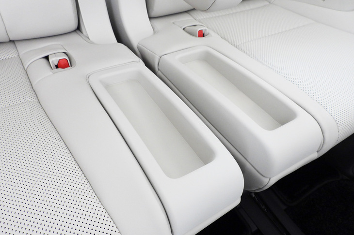 レクサスLM500h“バージョンL”（オープントレイ）