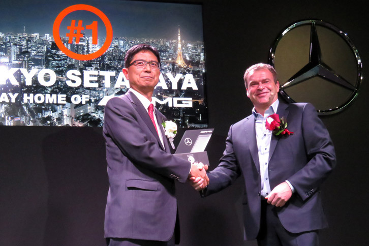 発表会において、ステージ上で握手を交わすメルセデスAMGのトビアス・ムアース氏（写真向かって右）と、シュルテン世田谷の坂東徹行氏（同左）。
