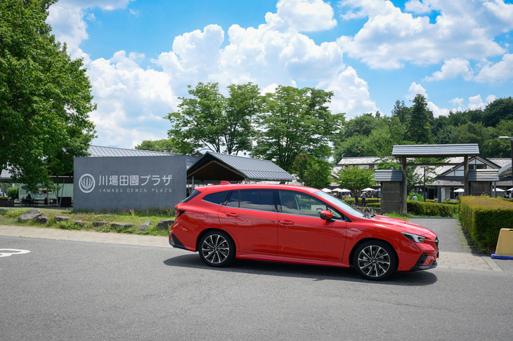 「STIの真髄はこの道から！ “赤城のニュル”を駆けろ！」のスタート地点となる「道の駅川場田園プラザ」。旅行情報サイト『じゃらん』が主催する「全国道の駅グランプリ2025」および「もう一度利用したい道の駅ランキング2025」の両部門において、第1位を獲得している。