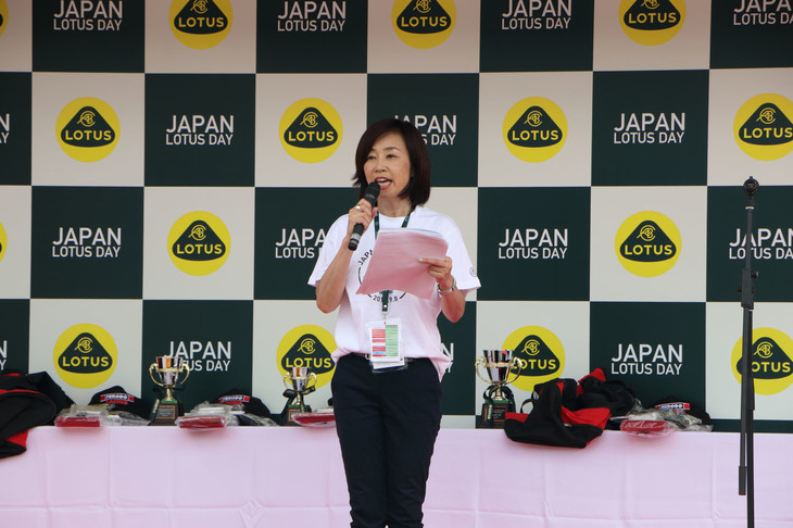 特設ステージのMCは、今年もモータージャーナリストの飯田裕子さんが担当。表彰式やトークショーなどの司会として、イベントを盛り上げてくれた。ただイベント後半は雨が激しくなり、じゃんけん大会、カルトクイズ、トークショーが中止になってしまった。