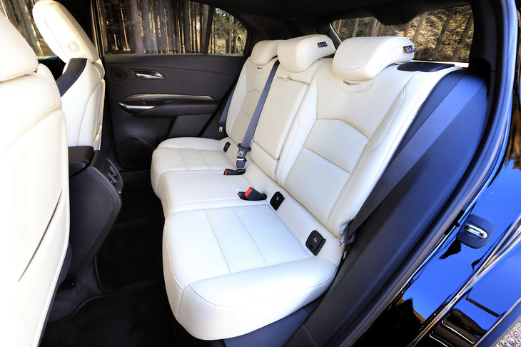 後席は空間にゆとりがあって開放的。前席より着座位置の高いシアターポジションにより、閉塞（へいそく）感を覚えることはない。