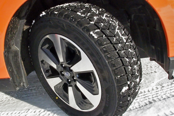今回の試乗会で用意された全てのスバル車には、「全国装着率ナンバーワン」をうたう、ブリヂストンのスタッドレスタイヤ「ブリザック」が装着されていた。多数の気泡を持つ“発泡ゴム”が実現する排水性と、グリップ力の持続性がセリングポイント。