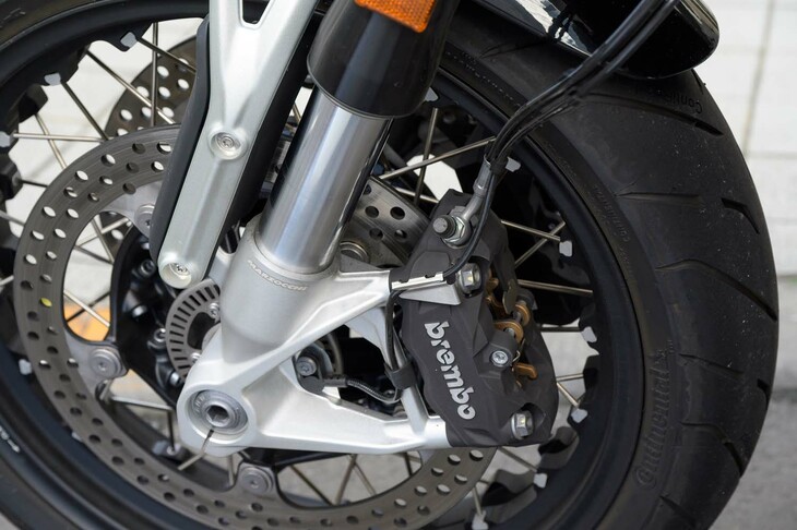 ブレーキは前がφ310mmのダブルディスクと4ピストンキャリパー、後ろがφ265mmのディスクと2ピストンキャリパーの組み合わせ。コーナリング中の急制動でもコントロール性を確保する「ABSプロ」が装備される。