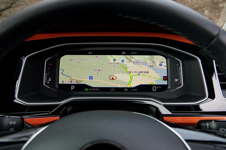 デジタルメーターパネル「アクティブインフォディスプレイ」は、スマートフォンのワイヤレスチャージ機能とセットで「テクノロジーパッケージ」として提供される。
