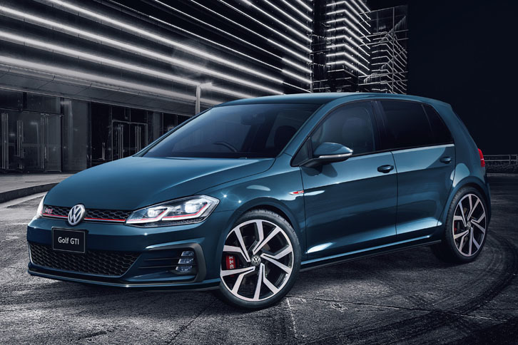 「フォルクスワーゲン・ゴルフGTIパフォーマンス」。ボディーカラーは新色の「ダークアイアンブルー」。