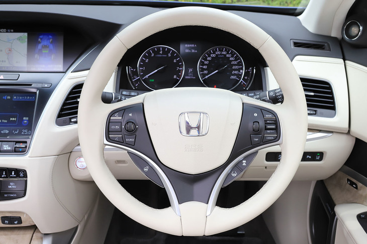 インテリアは、インストゥルメントパネルを中心としたシルバー加飾の変更により、上質感が演出されている。