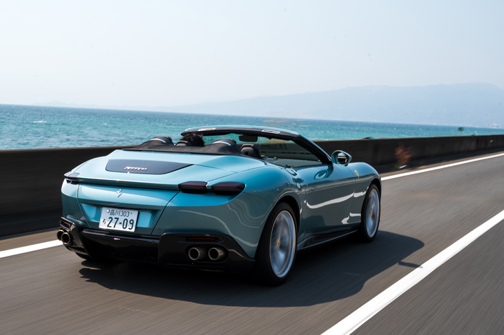 2023年3月に発表された「フェラーリ・ローマ スパイダー」。フェラーリがFRのオープントップモデルにソフトトップを採用するのは、1969年の「365 GTS4」以来、実に54年ぶりのことだった。