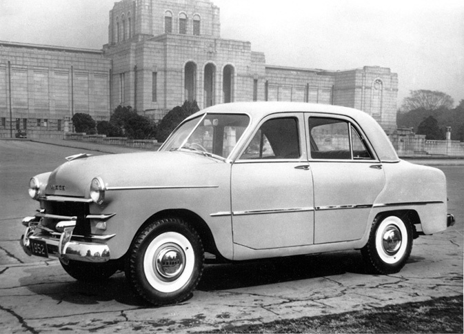 プリンスの名を最初に冠したモデルである、1952年「プリンス・セダン」（AISH-1）。前後ともリーフリジッドのサスペンションを持つXメンバー付きセパレートフレームシャシーに、45psを発生する1.5リッター直4 OHVエンジンを積んだ6人乗りセダン。発売当初の価格は132万円だったが、徐々に値下げされ、2年たった頃には100万円を切った。