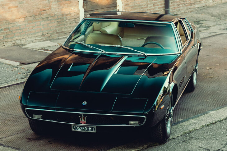 こちらは1966年登場の「ギブリ」（クーペ）。ボディーの縁のエッジの立ち具合と、意外に張り出しや面形状の変化が抑えられた、ボディーサイドの様子がよくわかる。