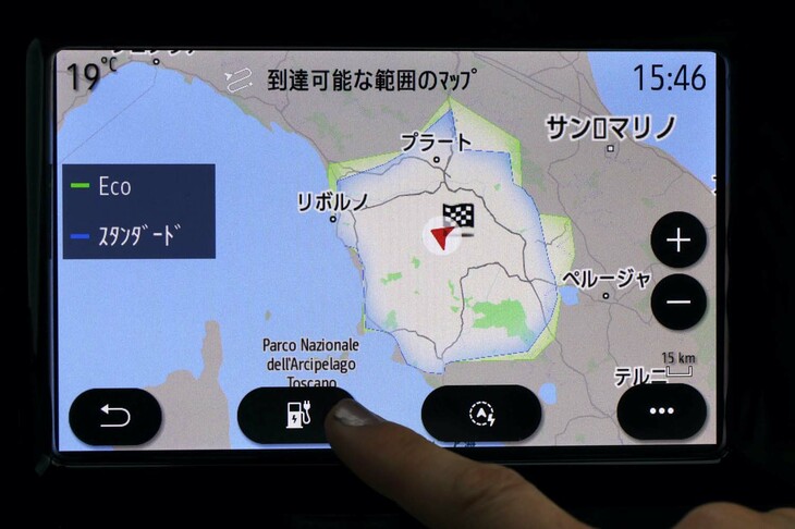 7インチタッチスクリーンによるインフォテインメントは、欧州仕様車でも日本語に切り替え可能。「Apple CarPlay」および「Android Auto」にも対応している。借り出しから約5時間。「到達可能な範囲」は、ほぼトスカーナ州内であることが判明。