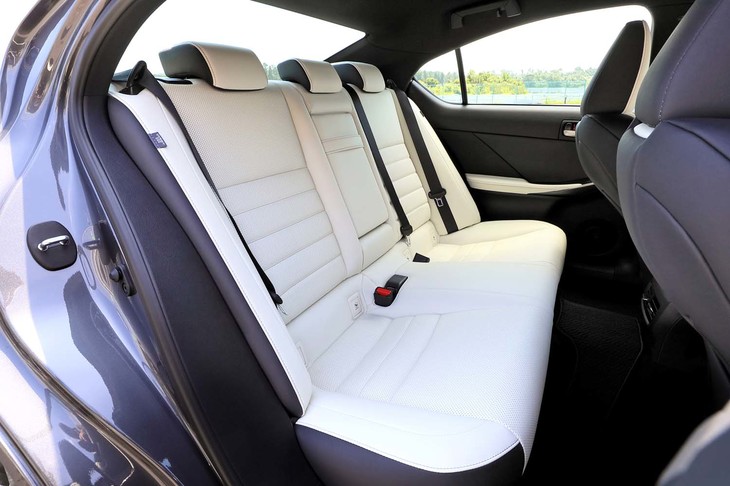 “Fスポーツ”グレードのシートカラーは白、黒、赤の3色。白いシート地には、黒いアクセントが施される。