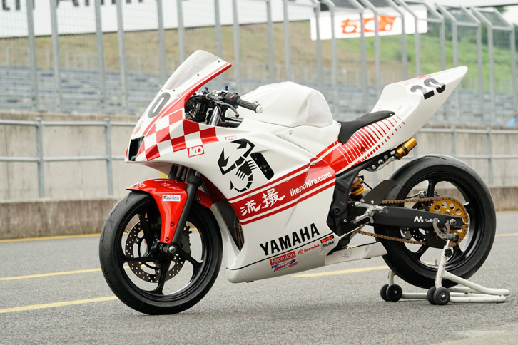 ベースとなる「ヤマハYZF-R25」は約50万円だが、オリジナルカウル、カスタムパーツなどに数十万円を掛けてレース用に改造。転ぶと金銭的ダメージも大きかったが無事に終わることができた。