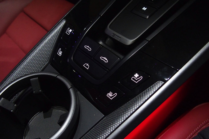 ルーフの開閉スイッチをセンターコンソールに配置。開閉に要する時間はそれぞれ約12秒。50km/h以下であれば走行中でも開閉操作が行える。