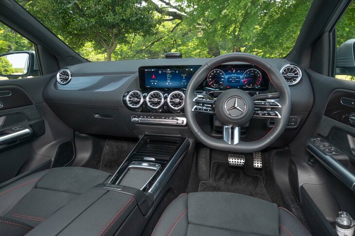 スエード調素材を多用した「B180」のインテリアは、地味なカラーリングながら優雅な雰囲気がある。着座位置が高く前方視界は良好。