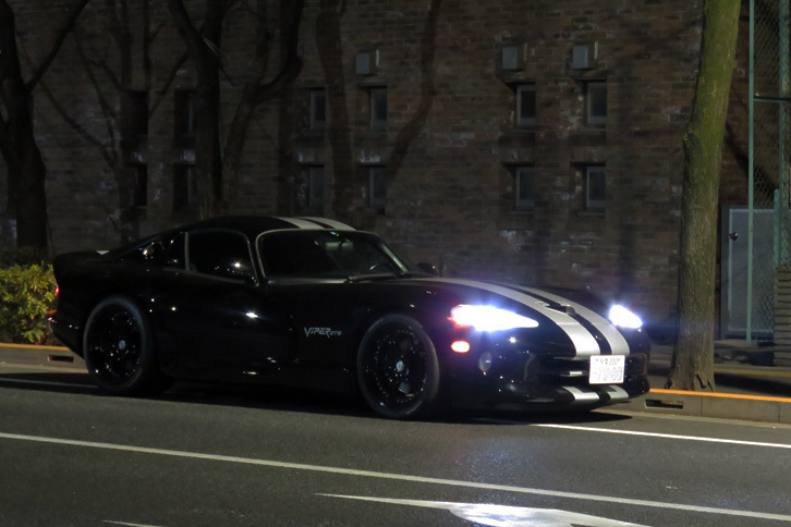 新春早々、記者の“夜撮”の練習に付き合わされる「バイパー」の図。最近、ヘッドランプが暗いのがどうしても気になるのだが、HID化したらいくらになるのだろう？