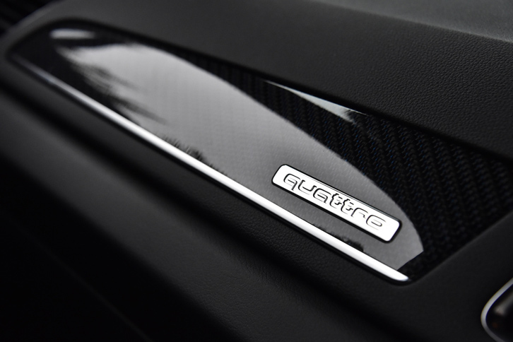 「RS Q3パフォーマンス」には無償オプションとして「RS performanceデザインパッケージ」が用意されている。写真は同オプションに含まれる、ブルーの差し色が入ったカーボン調の装飾パネル。