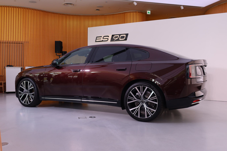サルーンとしてはやや高めの車高と流麗なルーフラインが特徴。