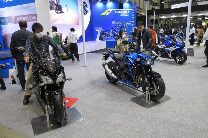 スズキGSX-S1000F ABS（手前）、スズキGSX-S750 ABS（中）、スズキGSX-250R（奥）