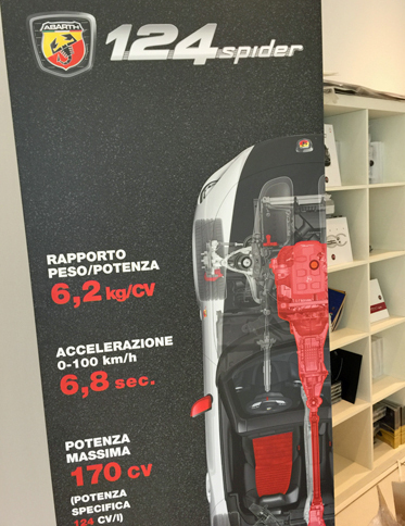 カタログ棚の脇に立てられた、「アバルト124スパイダー」の性能をアピールするPOP。