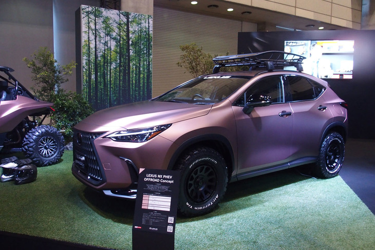 「レクサスNX450h＋」をベースに悪路走破性に優れた大径のオールテレーンタイヤとホイールなどでカスタマイズされた「NX PHEV オフロードコンセプト」。