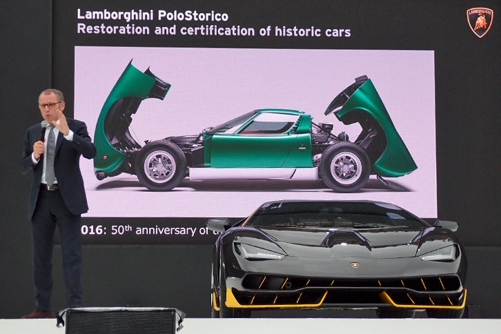 往年の名車「ミウラ」がデビュー50周年を迎えることに触れつつ、「チェンテナリオ」を紹介するステファノ・ドメニカリCEO。