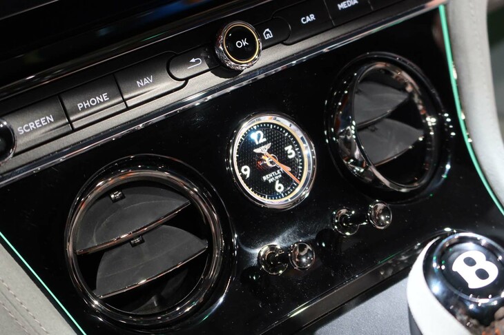 ベントレー・コンチネンタルGTCスピード（エアコン吹き出し口およびクロック）