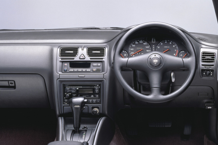 2代目「レガシィ」のインストゥルメントパネル。上級グレードを中心に、イタリアのMOMOが手がけた本革巻きステアリングホイールが採用された。