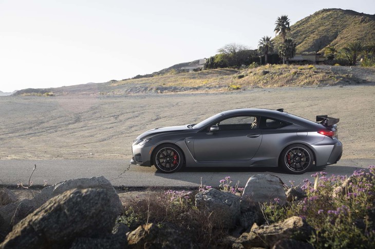 「レクサスRC Fトラックエディション」のボディーサイズは「レクサスRC F」と変わらず、全長×全幅×全高＝4710×1845×1390mm、ホイールベース＝2730mmと発表されている。