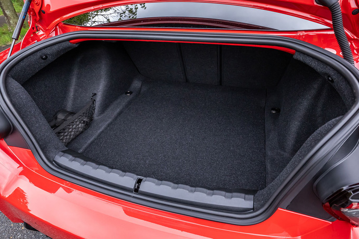 通常使用時の荷室容量は390リッター。「M2クーペ」全車に収納ネットと多機能フックがセットとなる「ストレージコンパートメントパッケージ」が標準で装備される。