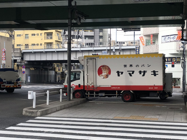 （写真A）。ヤマザキパンのトラックに描かれた子どもが「スージーちゃん」という名前だったとは。東京・平和島にて撮影。