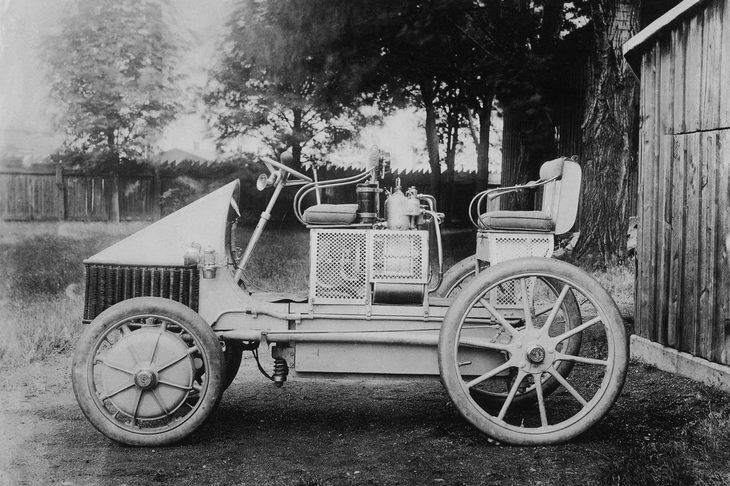 ポルシェが開発したEVの「ローナーポルシェ」。自動車の黎明（れいめい）期には、EVは内燃機関車、蒸気機関車と覇を競う存在だったが、航続距離の短さを克服できず、衰退した。