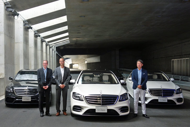 フォトセッションの様子。写真左から、独ダイムラー「Mercedes me connect」開発担当のアンドレアス・ハフナー氏、同じくダイムラーの「Sクラス」開発担当 ドミニク・フォーフト氏、そしてメルセデス・ベンツ日本の上野金太郎社長。