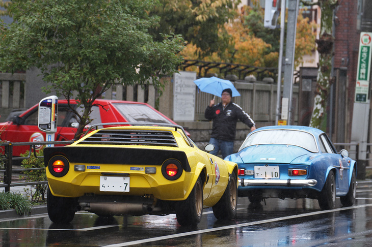 連なって今戸神社の境内に入ろうという「ランチア・デルタS4」と「アルピーヌA110」、そして「ランチア・ストラトス」。