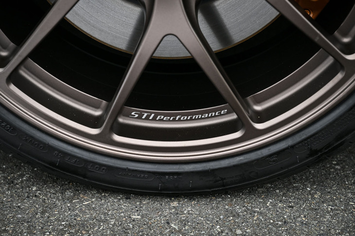 スバルBRZ STI Sport（STIパーツ装着車／BBS製STIパフォーマンスホイール）