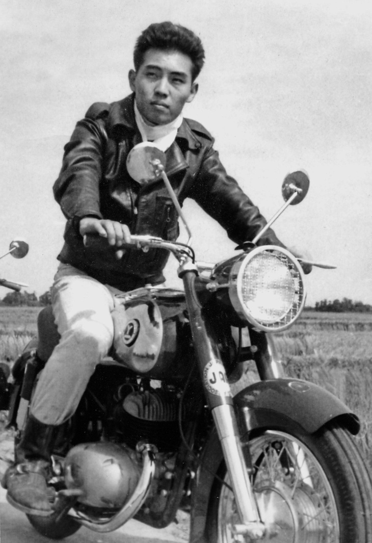 ヤマグチ号と青年時代の宮川氏。（出典：日本自動車殿堂）