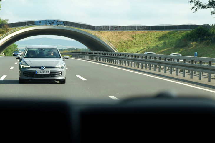 今回の試乗車にはアダプティブシャシーコントロール“DCC”が備わっていた。「NORMAL」モードを選択したアウトバーンの走行では、舗装が荒れた路面からの突き上げを上手にいなしながら、その後のピッチングもきちんと抑える快適な走りが確認できた。