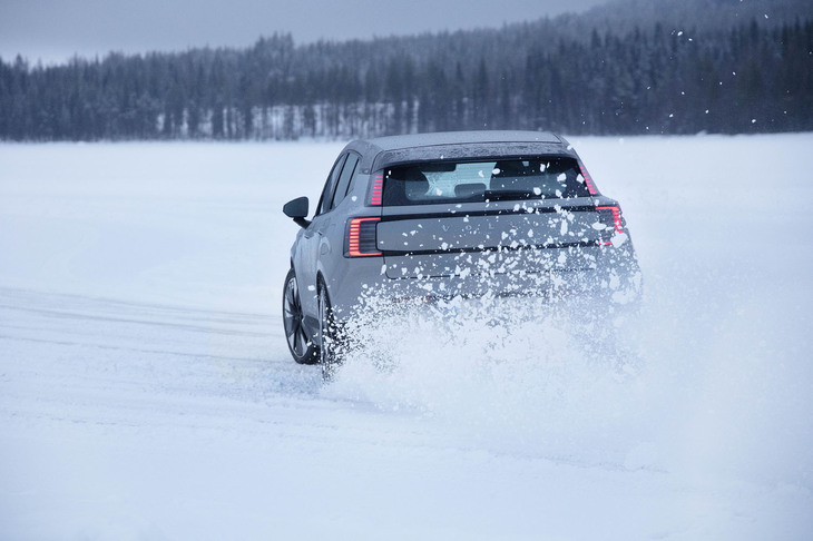 ルーレオ近郊の凍った湖の上で「EX30ツインモーター パフォーマンス」をドライブ。優れたトラクション能力とスパイクタイヤのおかげで自由自在に走れる。