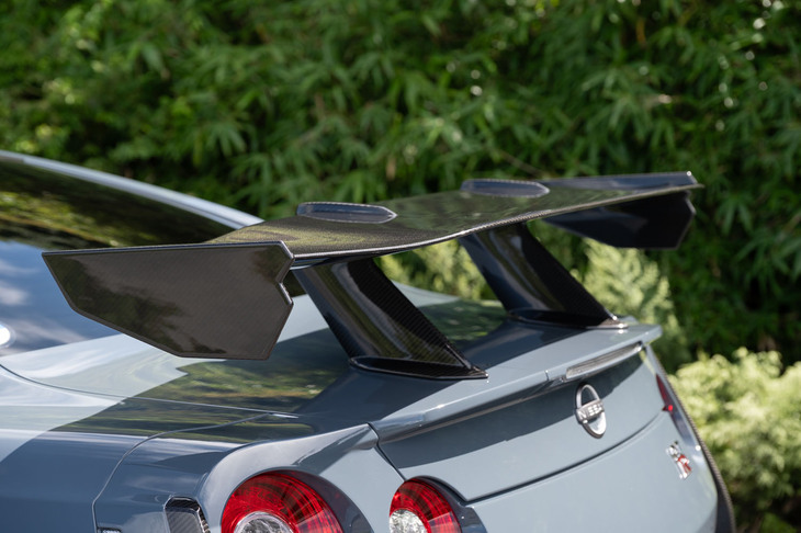 リアウイングは新たにスワンネックスタイルに。もちろんカーボン製で、サイドブレードの複雑な形状がいかにも効きそう。