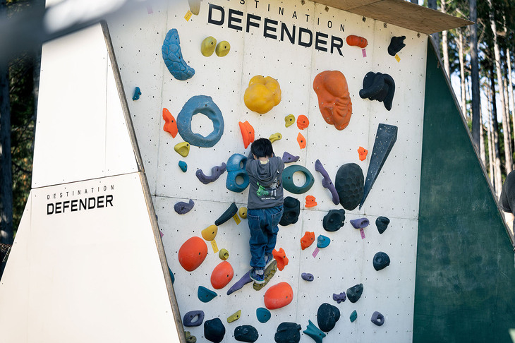 会場に用意された「ミニボルダリング」。“ミニ”とはいうものの、「ディフェンダー」のイベントらしいタフな雰囲気が来場者をワクワクさせる。