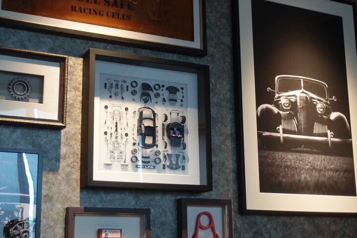 バーの個室にも、さまざまなアートが。写真中央に見えるのは、タミヤのプラモデル（組み立て前の「レクサスLFA」）をアレンジした作品。