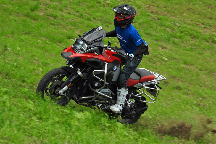 スタート地点の付近まで戻ったら、へさきを斜面へ向けて一気に駆け上がる！ スロットル操作を誤ったら、たちまちトラクションが失われる。