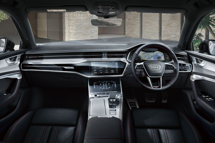 インテリアには「アウディスポーツレッドコントラストステッチ」や「アーティフィシャルレザーエレメント」を特別に装備する。